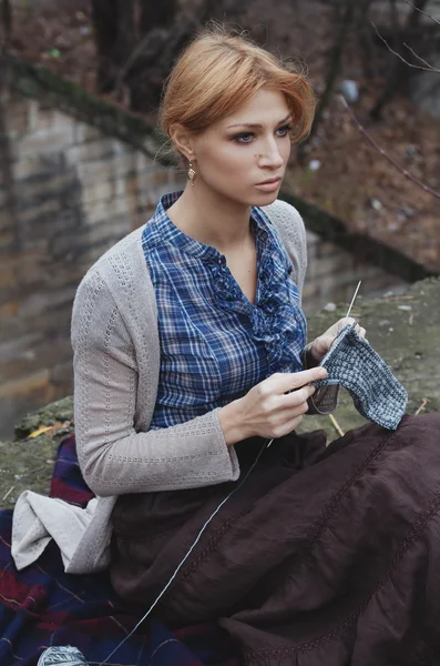 Nahaufnahme Porträt einer Frau im Retro-Stil im Freien — Stockfoto