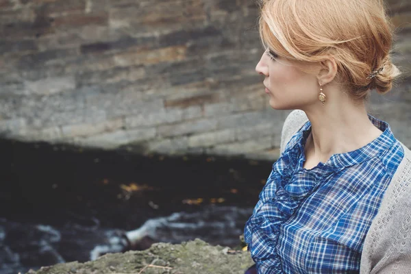 Retrato de cerca en el perfil de la mujer en estilo retro al aire libre —  Fotos de Stock