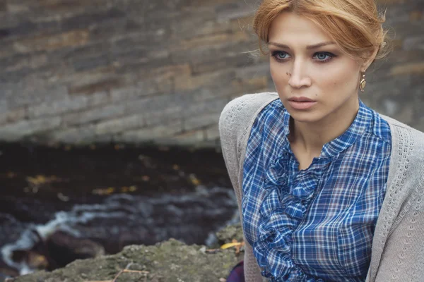 Close-up portrait of woman in retro style outdoor — Stock Photo, Image