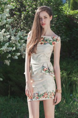 Güzel genç kız model spring adlı çiçek açan leylaklar poz