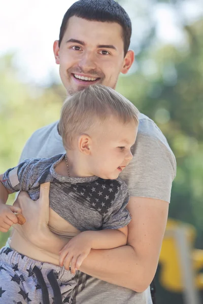 Счастливый папа ходит с ребенком на руках — стоковое фото