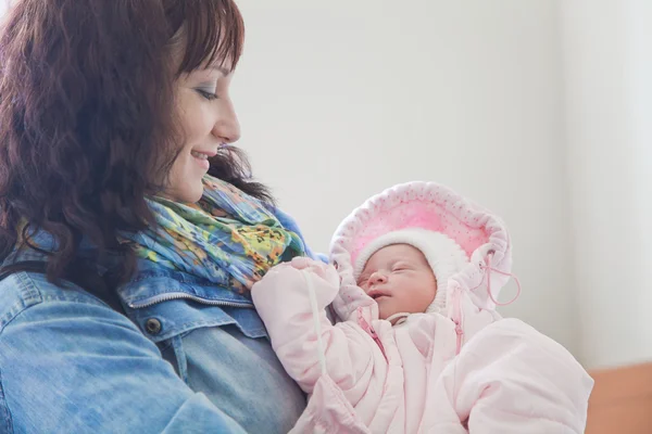 Young mother with newborn baby in hospital room — Stock Photo, Image