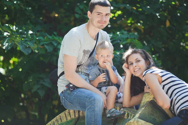 Junge Familie mit Kind im Sommer beim Wandern — Stockfoto