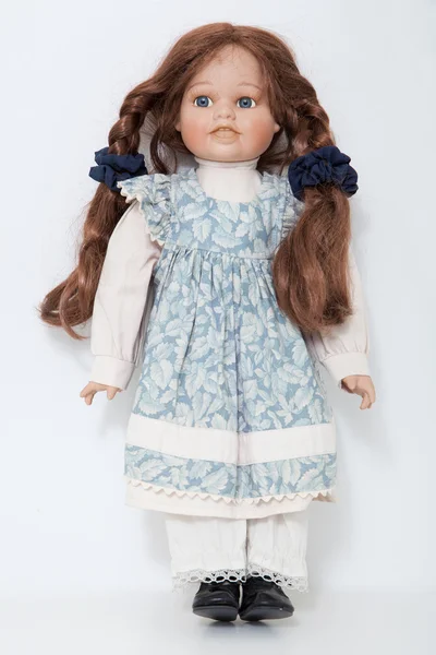 Vintage menina boneca de porcelana com tranças longas cabelo castanho — Fotografia de Stock