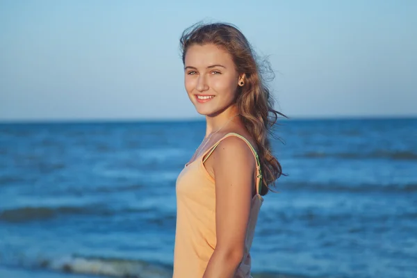 Young beautiful girl on the beach — Stock Photo, Image
