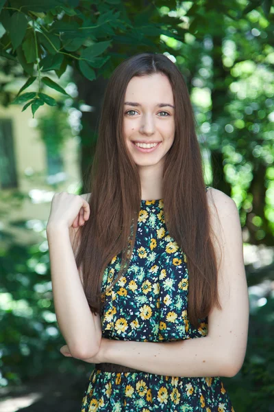 Jeune belle adolescente dans le parc d'été — Photo