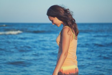 Gün batımında sahilde genç romantik kız