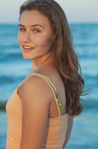 Gün batımında sahilde genç güzel kız portresi — Stok fotoğraf