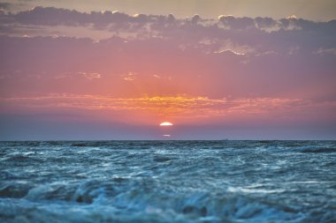 Sahilde gün doğumu