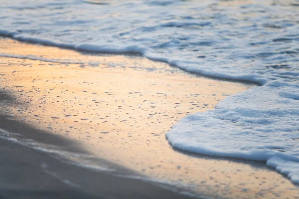 Fala morska na piaszczystej plaży — Zdjęcie stockowe