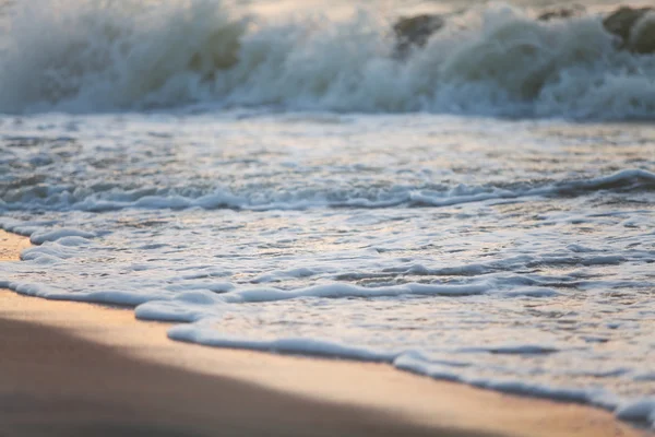 Fala morska na piaszczystej plaży — Zdjęcie stockowe