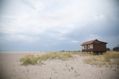 Deniz sahilde ahşap ev