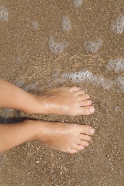 Çıplak ayaklı deniz köpüğü.