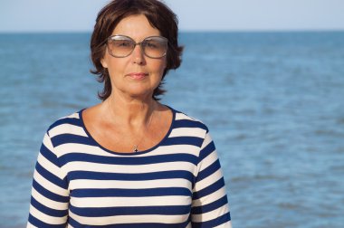 Çok yaşlı kadın tatil, deniz