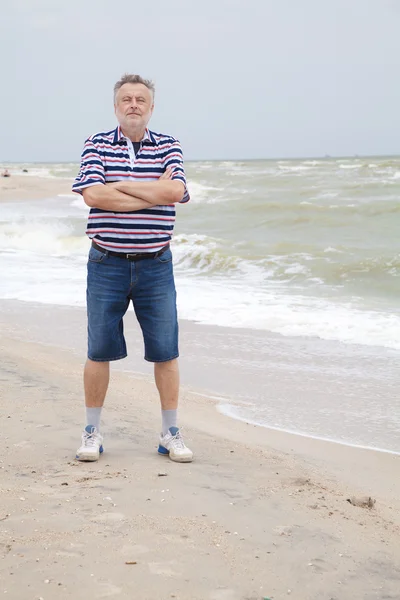 Homem na praia do mar — Fotografia de Stock