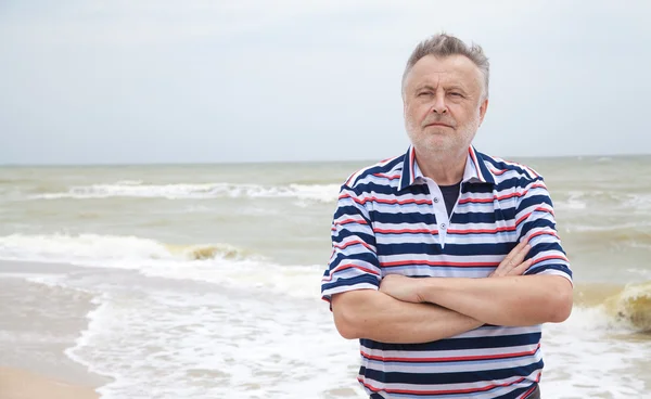 Homem na praia do mar — Fotografia de Stock