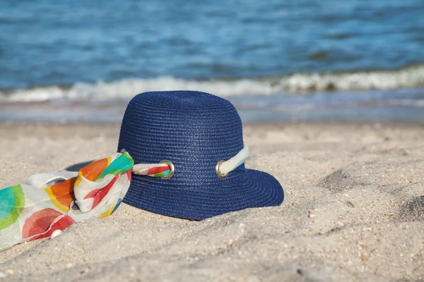 New beach hat on the seashore — Stock Photo, Image