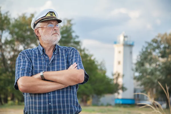 Älterer Kapitän an der Küste — Stockfoto