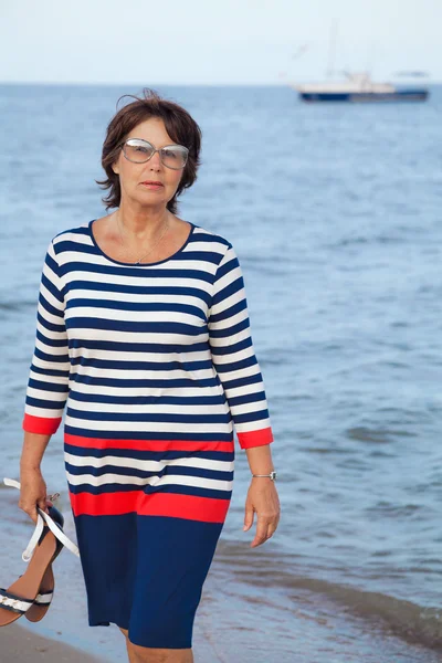 Çok yaşlı kadın tatil, deniz