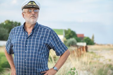 Deniz kıyısında yaşlı Kaptan