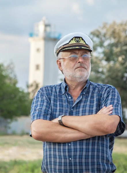 Anciano capitán en la orilla del mar — Foto de Stock