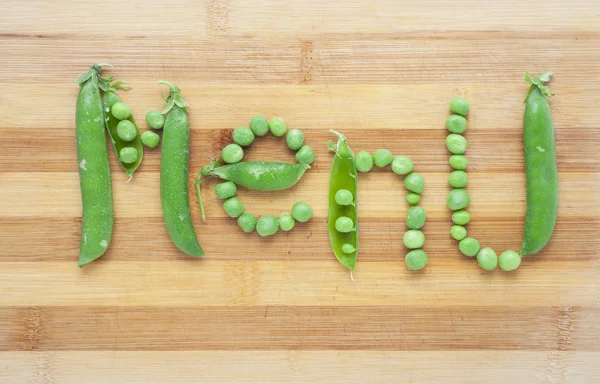 素食菜谱的绿色的豌豆，滴着清晨的露水 — 图库照片