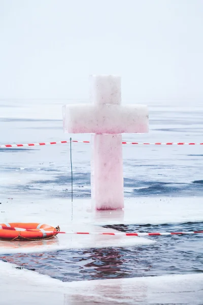 Cruz de hielo y agujero en el estanque de invierno en la Epifanía — Foto de Stock