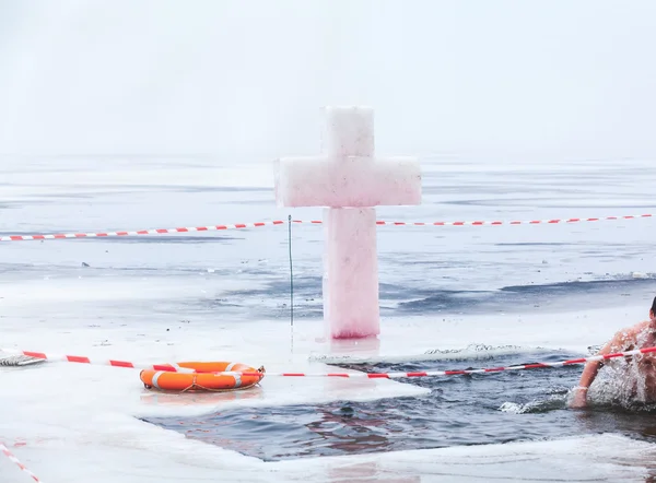 Agujero cruzado de hielo en Epifanía — Foto de Stock