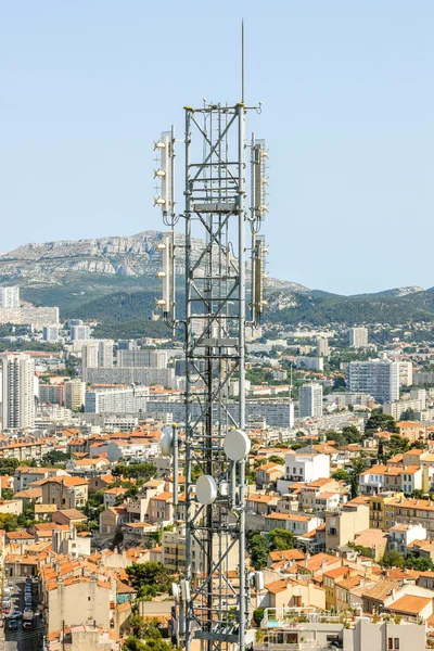 Torre de telecomunicaciones con múltiples antenas y transmisión de datos — Foto de Stock