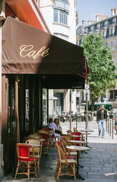 Traditional cozy cafe in the central Paris — Stock Photo, Image