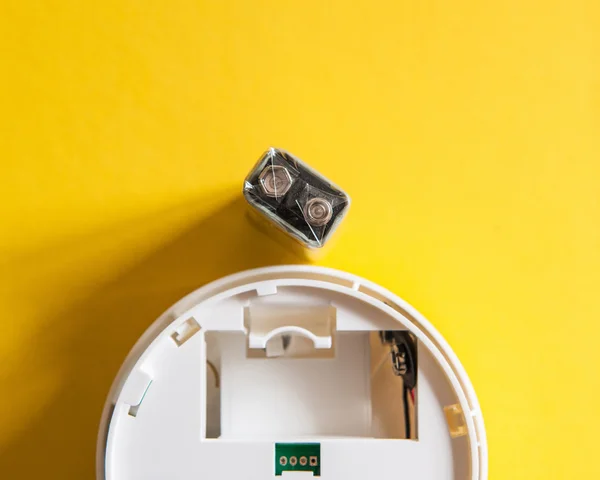 白い煙検出器 9 ボルトの電池 — ストック写真