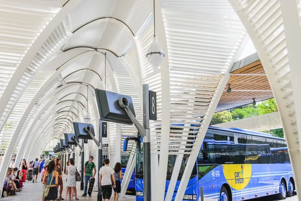Moderní centrální autobusové nádraží s lidi čekající na odeslání nebo — Stock fotografie
