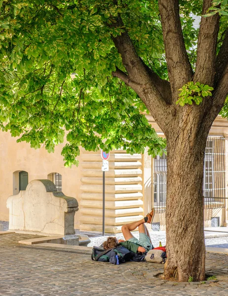 Turistické spí, odpočívá na ulici — Stock fotografie