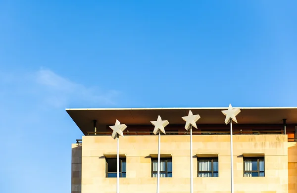 Фасад четырехзвездочного отеля — стоковое фото