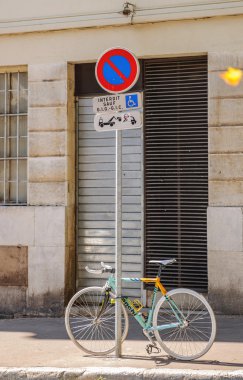 Şehirde Bianchi performans Bisiklet park