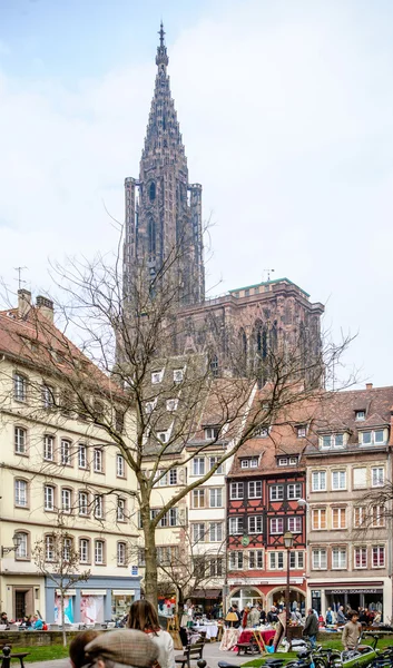 Ciudad de Estrasburgo con turistas admirando la ciudad y la Catedral — Foto de Stock
