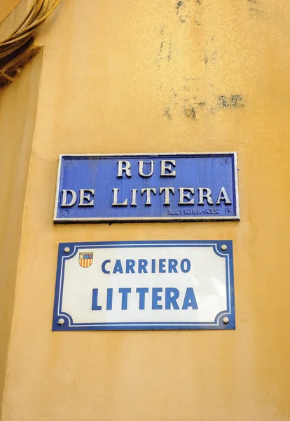 Rue de 条约，条约单词 Carriero，字母词 — 图库照片