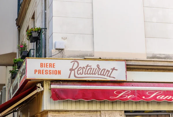 Zeichen eines französischen Restaurants, das Bier vom Fass serviert — Stockfoto