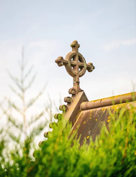 Oude stenen kruis op begraafplaats — Stockfoto