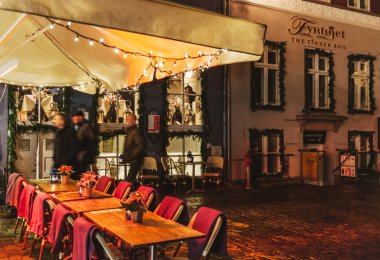 Nyhavn canal adlı hemen hemen sınırında ünlü Fyrtojet Restoran