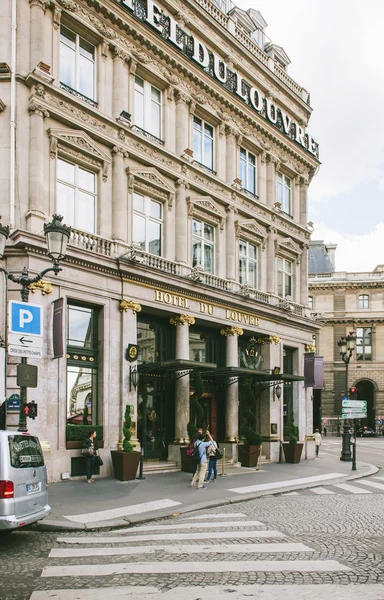 Το Hotel du Louvre με τους πελάτες — Φωτογραφία Αρχείου