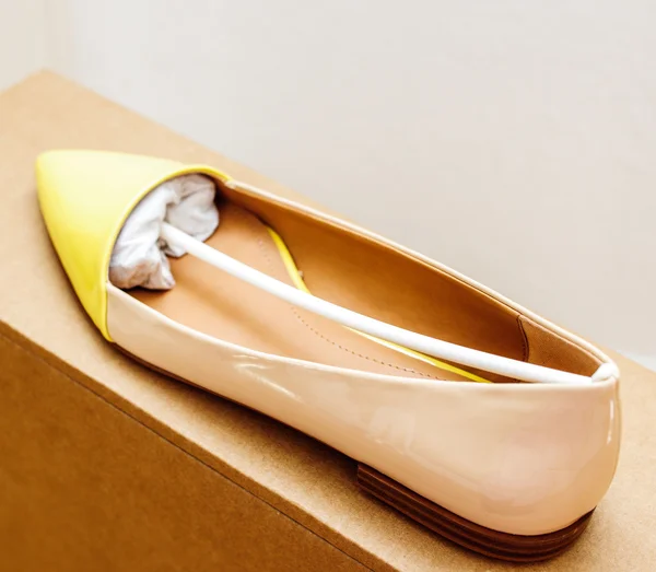 New Yellow leather woman shoe — Stock Photo, Image