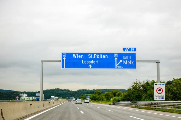 Πινακίδα κατεύθυνσης σε αυστριακό αυτοκινητόδρομο — Φωτογραφία Αρχείου