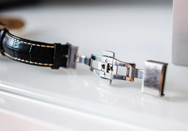 Kožené a kovové hodinky popruh — Stock fotografie