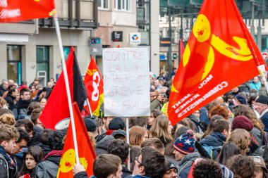 Fransa'da emek reformları karşı protesto