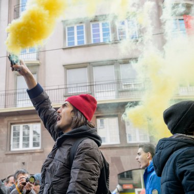 Fransa'da emek reformları karşı protesto