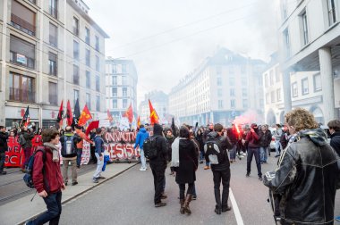 Fransa'da emek reformları karşı protesto
