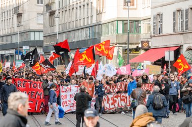 Fransa'da emek reformları karşı protesto