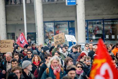 Fransa'da emek reformları karşı protesto