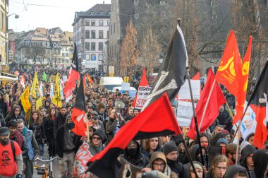 Fransa'da emek reformları karşı protesto